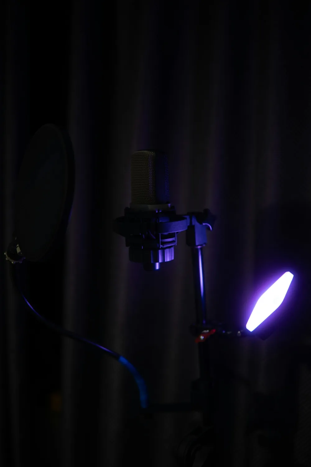 Microphone de studio éclairé en violet